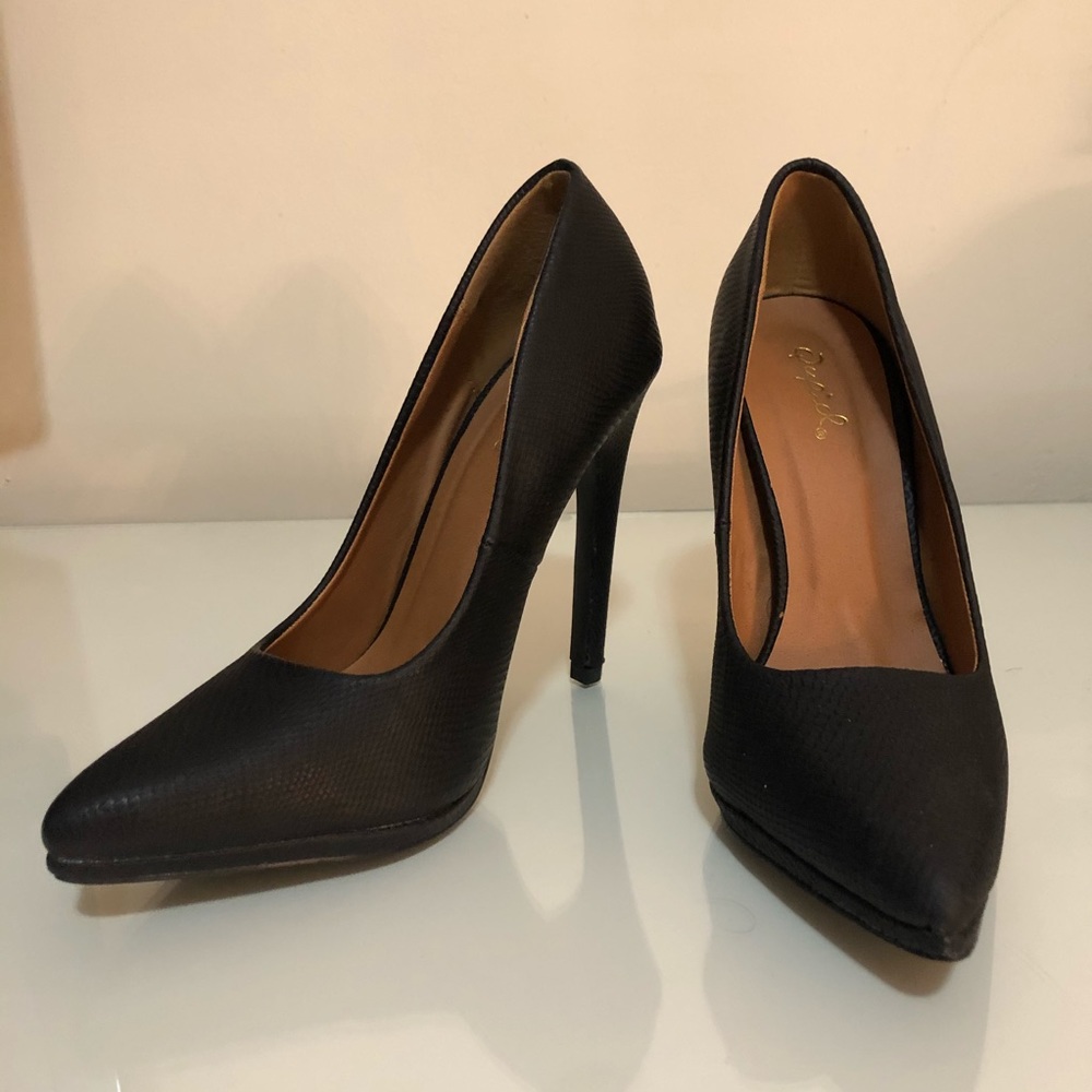 Black Pumps - Picture 2 of 4